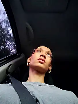 Snapshot of Leaberry chatting on 8, 11, 2025 Leaberry online show from 8, 11, 2025