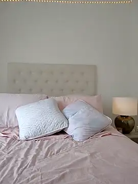 Snapshot of Leaberry chatting on 12, 11, 2025 Leaberry online show from 12, 11, 2025