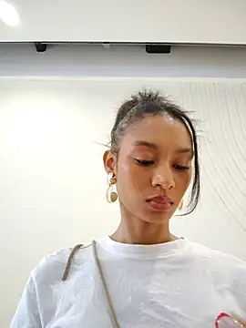 Snapshot of Leaberry chatting on 19, 11, 2025 Leaberry online show from 19, 11, 2025