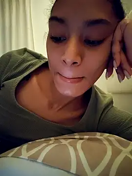 Snapshot of Leaberry chatting on 5, 12, 2025 Leaberry online show from 5, 12, 2025