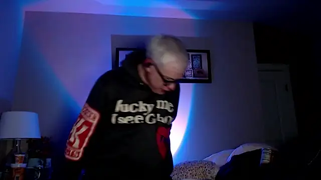 Snapshot of Snarfle82 chatting on 27, 11, 2025 Snarfle82 online show from 27, 11, 2025