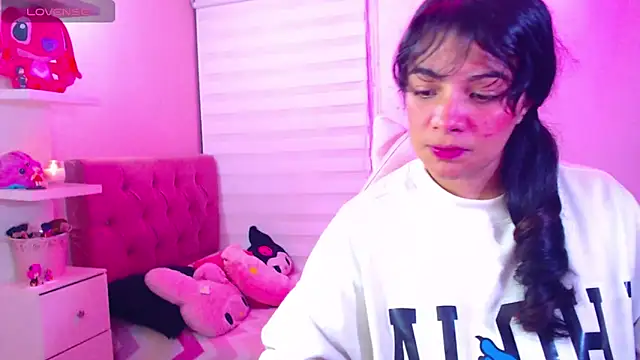 Snapshot of Vannessa__Shy chatting on 5, 12, 2024 Vannessa  Shy online show from 5, 12, 2024