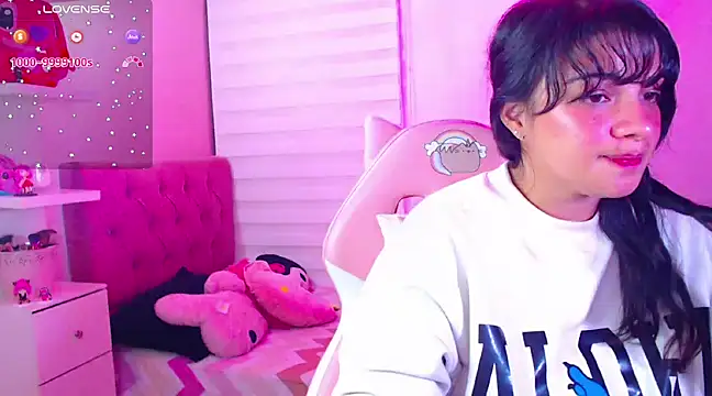 Snapshot of Vannessa__Shy chatting on 19, 12, 2024 Vannessa  Shy online show from 19, 12, 2024