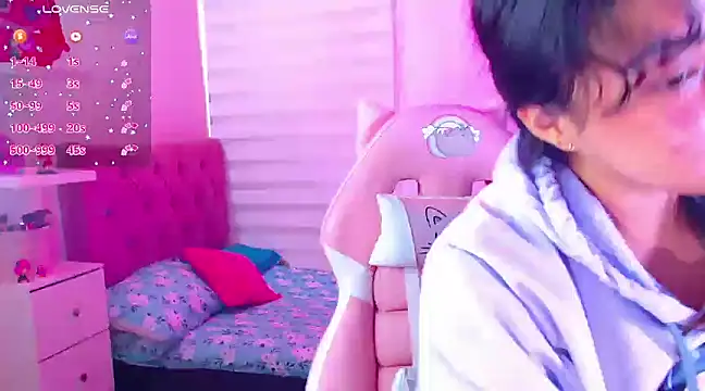 Snapshot of Vannessa__Shy chatting on 21, 12, 2024 Vannessa  Shy online show from 21, 12, 2024