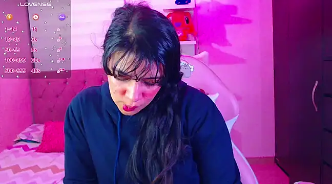 Snapshot of Vannessa__Shy chatting on 4, 1, 2025 Vannessa  Shy online show from 4, 1, 2025