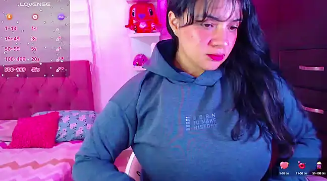 Snapshot of Vannessa__Shy chatting on 8, 1, 2025 Vannessa  Shy online show from 8, 1, 2025