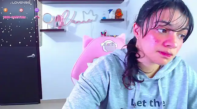 Snapshot of Vannessa__Shy chatting on 5, 2, 2025 Vannessa  Shy online show from 5, 2, 2025