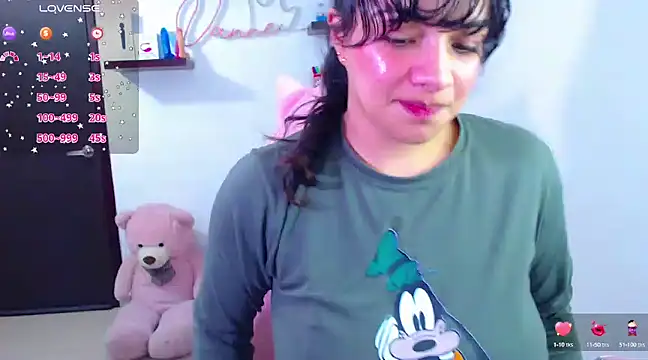 Snapshot of Vannessa__Shy chatting on 4, 3, 2025 Vannessa  Shy online show from 4, 3, 2025