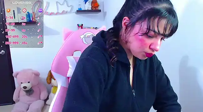 Snapshot of Vannessa__Shy chatting on 5, 3, 2025 Vannessa  Shy online show from 5, 3, 2025