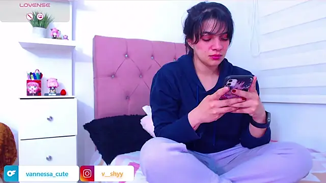 Snapshot of Vannessa__Shy chatting on 10, 9, 2025 Vannessa  Shy online show from 10, 9, 2025