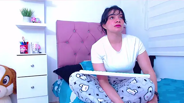 Snapshot of Vannessa__Shy chatting on 22, 9, 2025 Vannessa  Shy online show from 22, 9, 2025