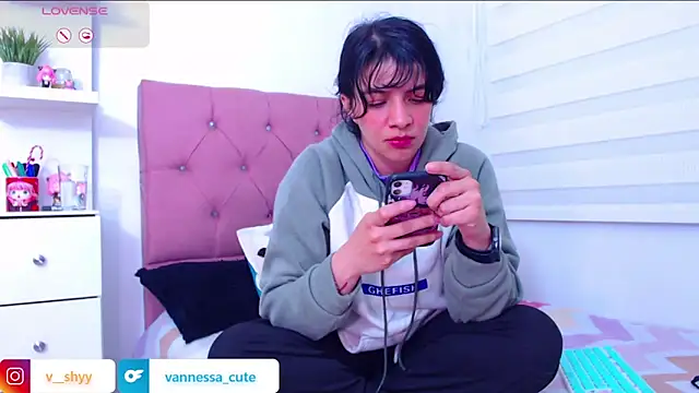 Snapshot of Vannessa__Shy chatting on 26, 9, 2025 Vannessa  Shy online show from 26, 9, 2025