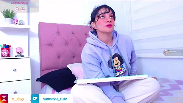 Snapshot of Vannessa__Shy chatting on 4, 10, 2025 Vannessa  Shy online show from 4, 10, 2025