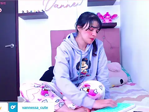 Snapshot of Vannessa__Shy chatting on 23, 10, 2025 Vannessa  Shy online show from 23, 10, 2025