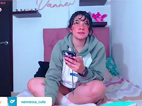 Snapshot of Vannessa__Shy chatting on 28, 10, 2025 Vannessa  Shy online show from 28, 10, 2025