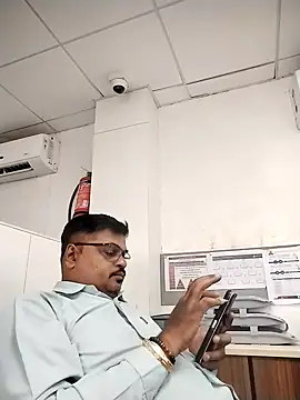 Snapshot of Desi_Londa_143 chatting on 8, 10, 2025 Desi Londa 143 online show from 8, 10, 2025