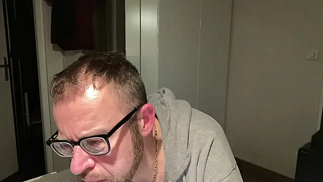 Snapshot of FABIOGLASSES chatting on 21, 12, 2024 FABIOGLASSES online show from 21, 12, 2024