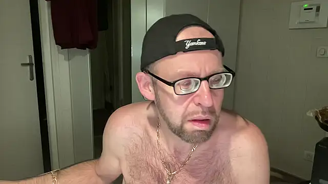 Snapshot of FABIOGLASSES chatting on 12, 9, 2025 FABIOGLASSES online show from 12, 9, 2025