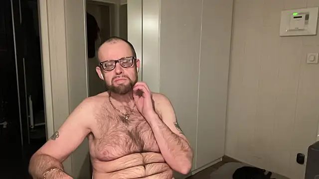 Snapshot of FABIOGLASSES chatting on 17, 11, 2025 FABIOGLASSES online show from 17, 11, 2025