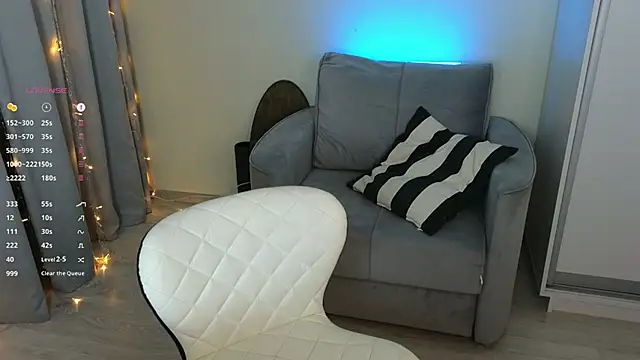 mo1ly online show from 4, 1, 2025