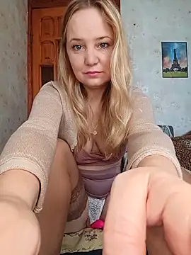 ImyoursLilu32 online show from 7, 6, 2026