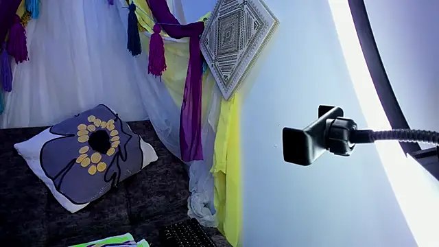 sophiaamethystt online show from 15, 4, 2026