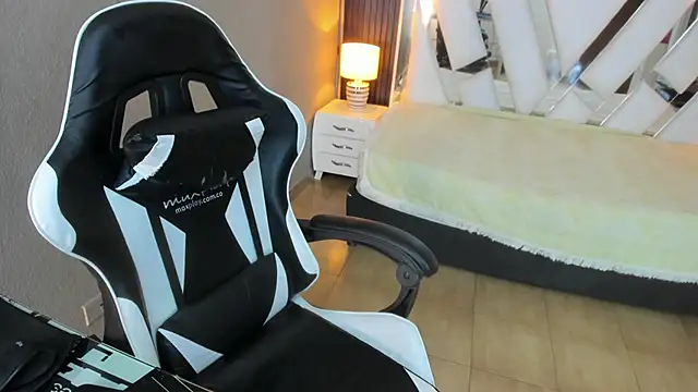 Linda4Petite online show from 11, 4, 2026