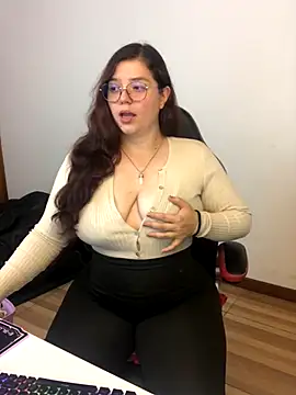 Snapshot of kayortiiz chatting on 12, 11, 2025 kayortiiz online show from 12, 11, 2025