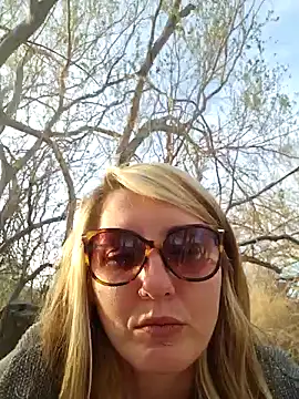 Snapshot of SheIsSomething chatting on 23, 1, 2025 SheIsSomething online show from 23, 1, 2025