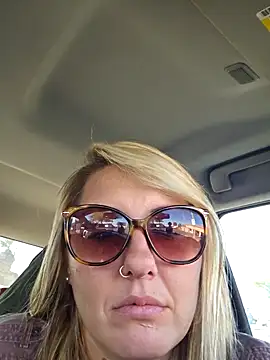 Snapshot of SheIsSomething chatting on 23, 1, 2025 SheIsSomething online show from 23, 1, 2025