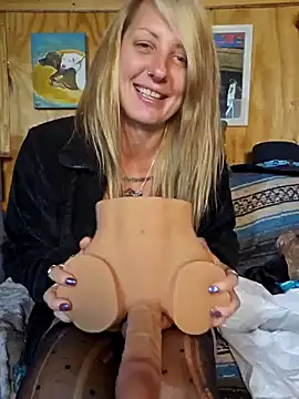 Snapshot of SheIsSomething chatting on 29, 1, 2025 SheIsSomething online show from 29, 1, 2025