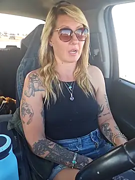 Snapshot of SheIsSomething chatting on 30, 1, 2025 SheIsSomething online show from 30, 1, 2025