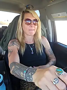 Snapshot of SheIsSomething chatting on 6, 2, 2025 SheIsSomething online show from 6, 2, 2025