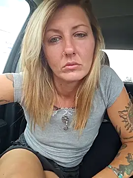 Snapshot of SheIsSomething chatting on 19, 9, 2025 SheIsSomething online show from 19, 9, 2025