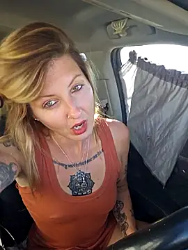 Snapshot of SheIsSomething chatting on 26, 10, 2025 SheIsSomething online show from 26, 10, 2025