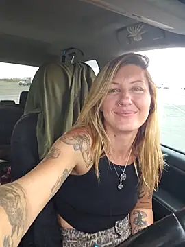 Snapshot of SheIsSomething chatting on 14, 11, 2025 SheIsSomething online show from 14, 11, 2025