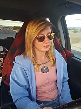 Snapshot of SheIsSomething chatting on 6, 1, 2026 SheIsSomething online show from 6, 1, 2026