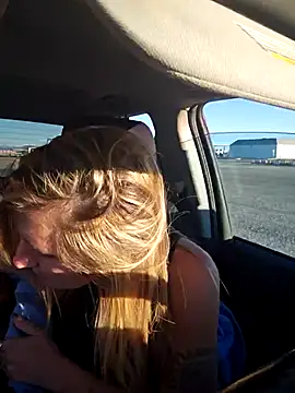 Snapshot of SheIsSomething chatting on 10, 1, 2026 SheIsSomething online show from 10, 1, 2026