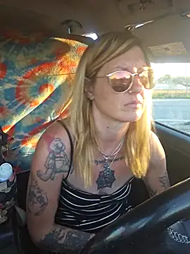 Snapshot of SheIsSomething chatting on 17, 1, 2026 SheIsSomething online show from 17, 1, 2026