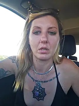 Snapshot of SheIsSomething chatting on 18, 2, 2026 SheIsSomething online show from 18, 2, 2026