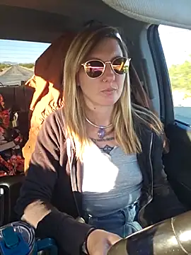 Snapshot of SheIsSomething chatting on 21, 2, 2026 SheIsSomething online show from 21, 2, 2026