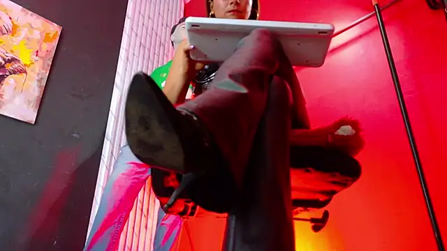 Snapshot of MistressSlut1 chatting on 4, 1, 2025 MistressSlut1 online show from 4, 1, 2025
