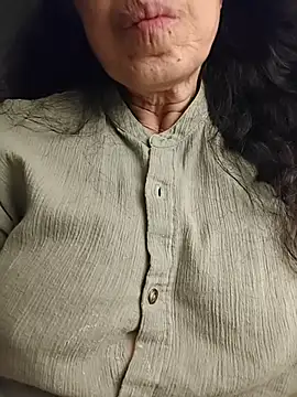 Snapshot of Susannemilf chatting on 17, 12, 2025 Susannemilf online show from 17, 12, 2025