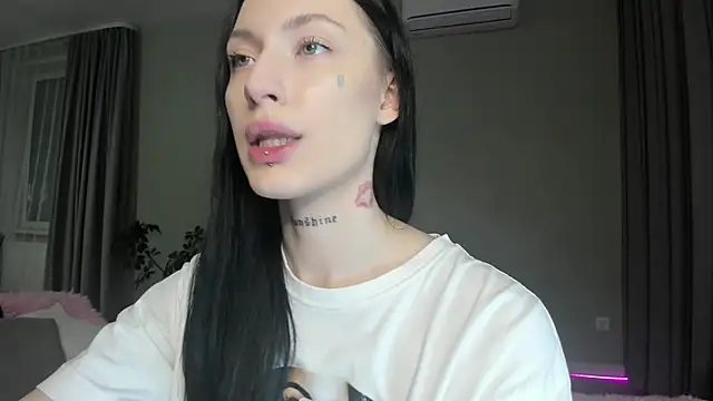 JenniferQueen11 online show from 22, 10, 2025