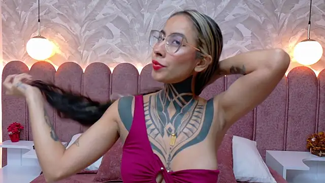 NicoleBlum online show from 27, 1, 2025