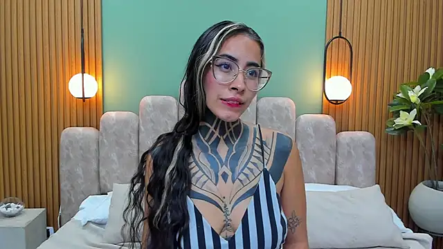 NicoleBlum online show from 21, 2, 2025