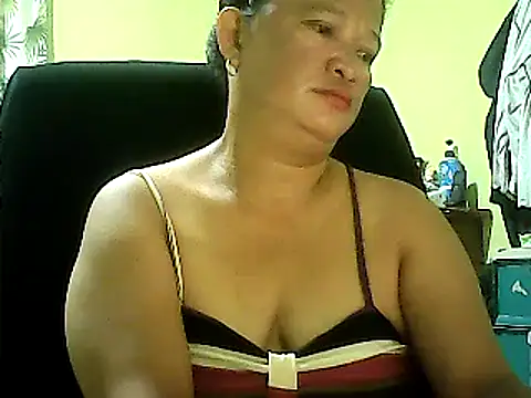 Snapshot of hott_scarlett chatting on 5, 3, 2025 hott scarlett online show from 5, 3, 2025