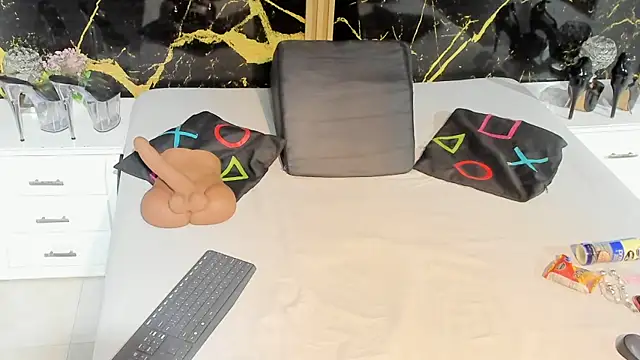 NahomyOwen online show from 20, 10, 2025