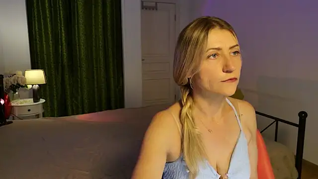 Snapshot of ZoeGrant chatting on 18, 5, 2026 ZoeGrant online show from 18, 5, 2026