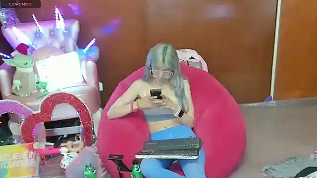 Snapshot of Skinygirl chatting on 6, 5, 2026 Skinygirl online show from 6, 5, 2026